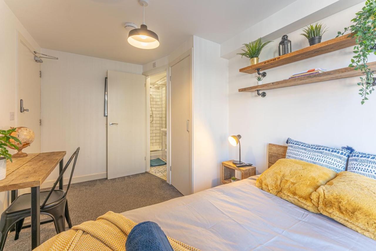 Stylish 5-Bed Home, Each With En-Suite And Own Tv Coventry Kültér fotó